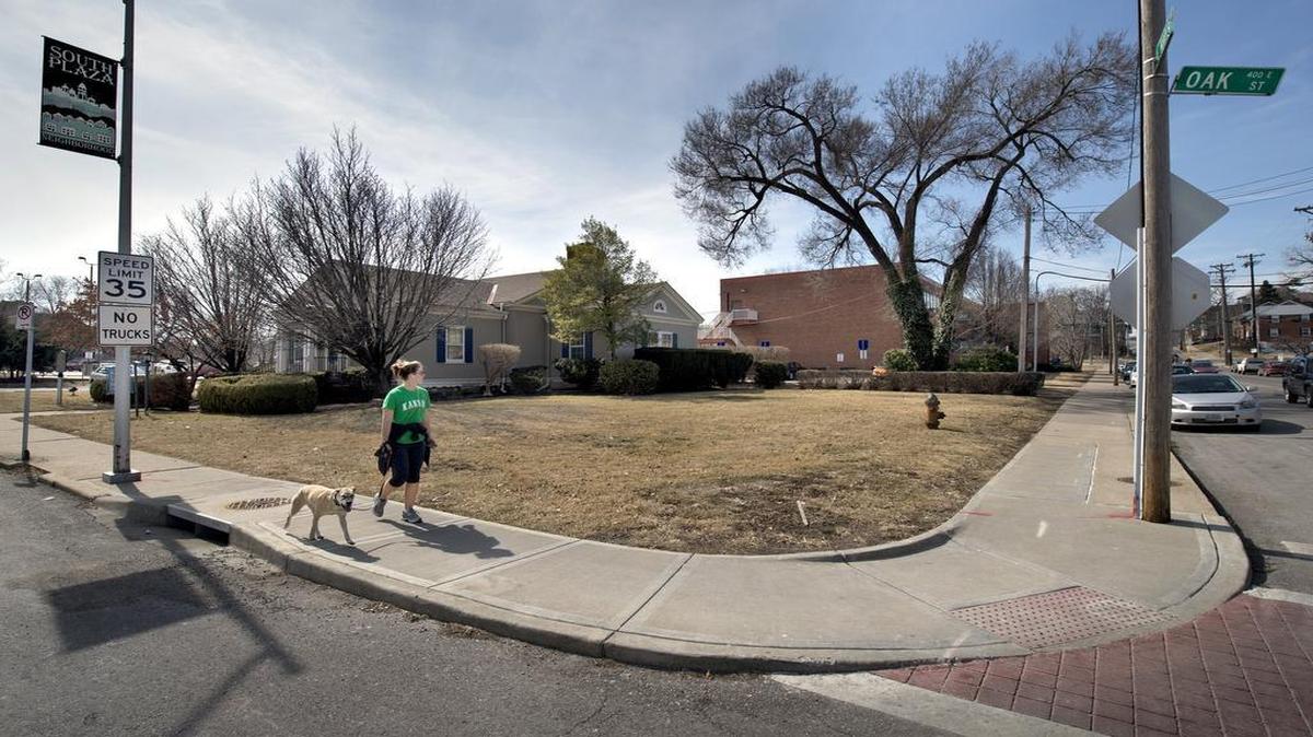 
The complex, which will include a Whole Foods grocery, a 170-unit apartment structure on top of the grocery, a student health center and a parking garage, is planned for a 2.84-acre site on 51st Street between Oak Street and Brookside Boulevard.
