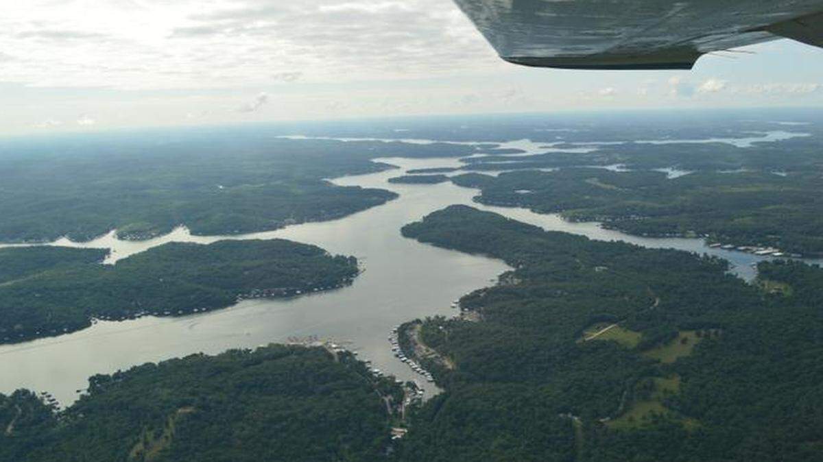 
The Missouri Highway Patrol took aerial photographs as part of its investigation into Brandon Ellingson’s death. This one shows the Gravois Arm of the Lake of the Ozarks, with Coconuts Caribbean Bar & Grill in the foreground.
