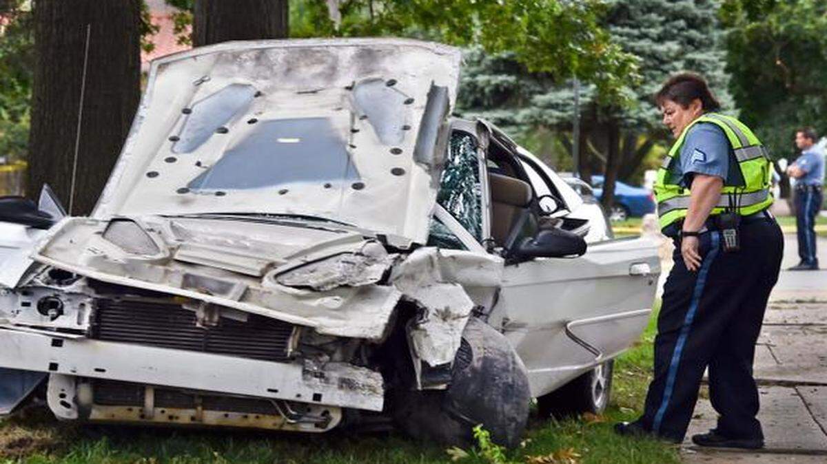 
Kansas City, Kan., police chased a man suspected in a homicide across the state line Thursday and into North Kansas City, where he was arrested after a noninjury wreck. Kansas City officers, including Sgt. Deb Randol, investigated the crash scene.
