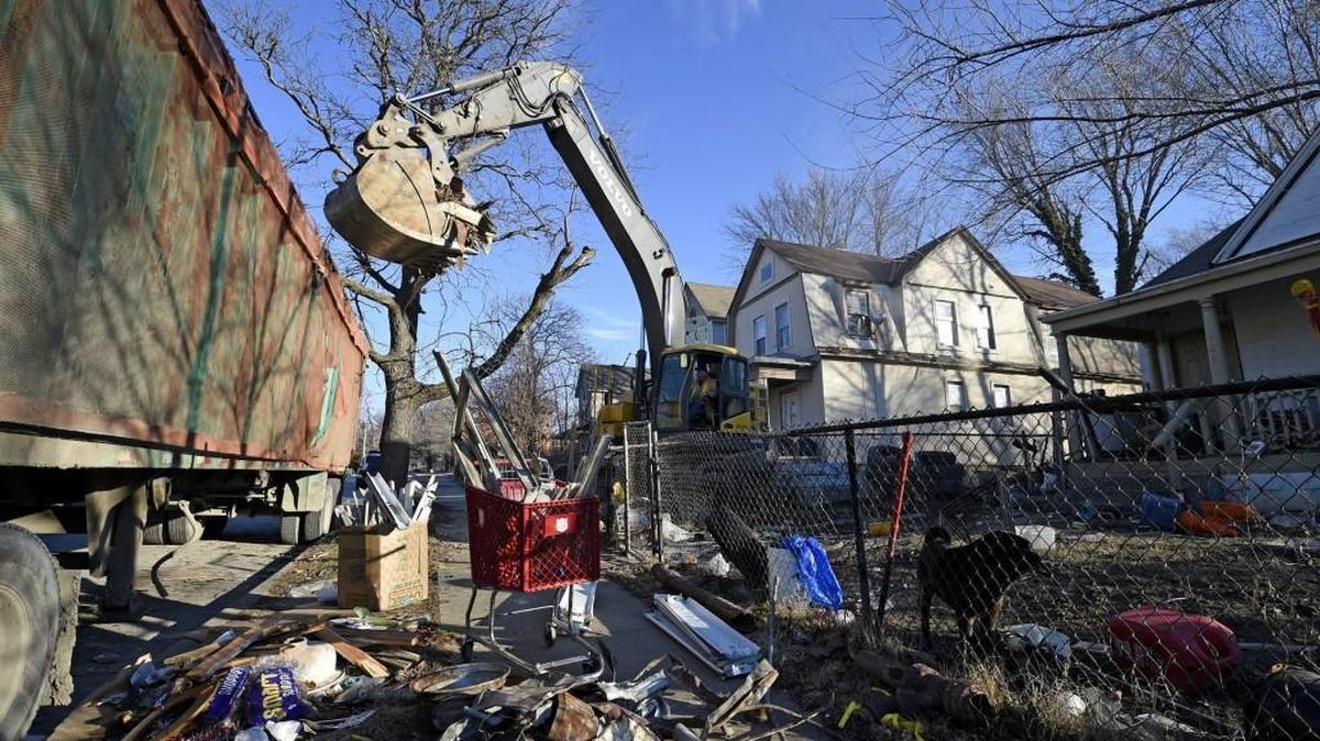 As part of the city’s plan to raze abandoned houses to help fight crime, a crew from Dale Brothers was busy last month doing just that. The remains of this house at 1223 Askew Ave., on the city’s northeast side, were being hauled away.