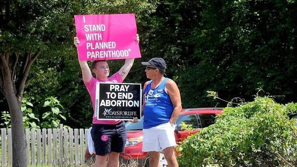 Abortion opponents and abortion rights advocates demonstrated last year outside Planned Parenthood’s clinic in Columbia.