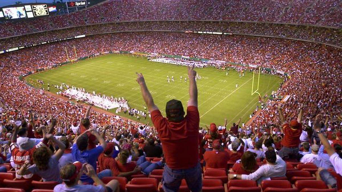
Winter weather shouldn’t be a factor in whether the NFL brings the Super Bowl to Kansas City, according to the Jackson County Legislature, which on Monday unanimously passed a resolution urging the league to bring the big game to Arrowhead Stadium. The action follows a similar effort in the Missouri legislature.
