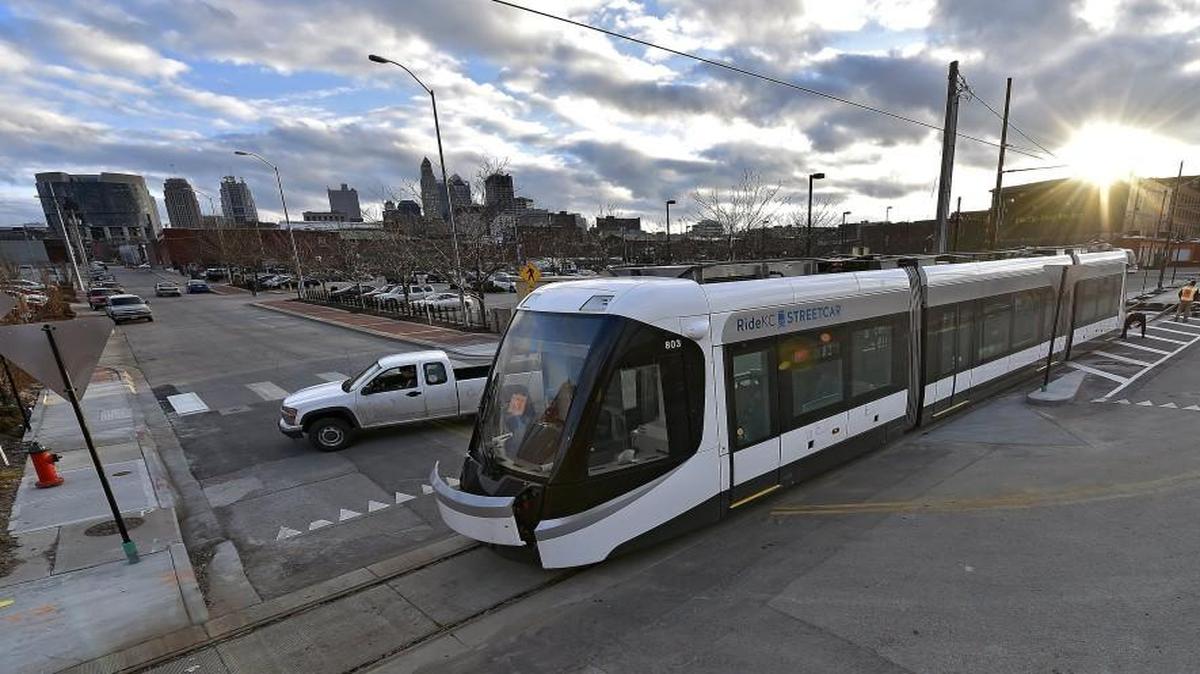 The bus drivers union argues that the streetcar operation is obliged to give union drivers priority for streetcar jobs. The city disagrees.