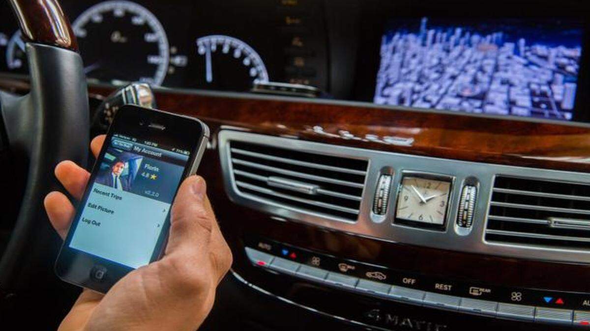 
New apps offering ride services, including Uber, give customers a choice but present cities a challenge in how to regulate the businesses.
