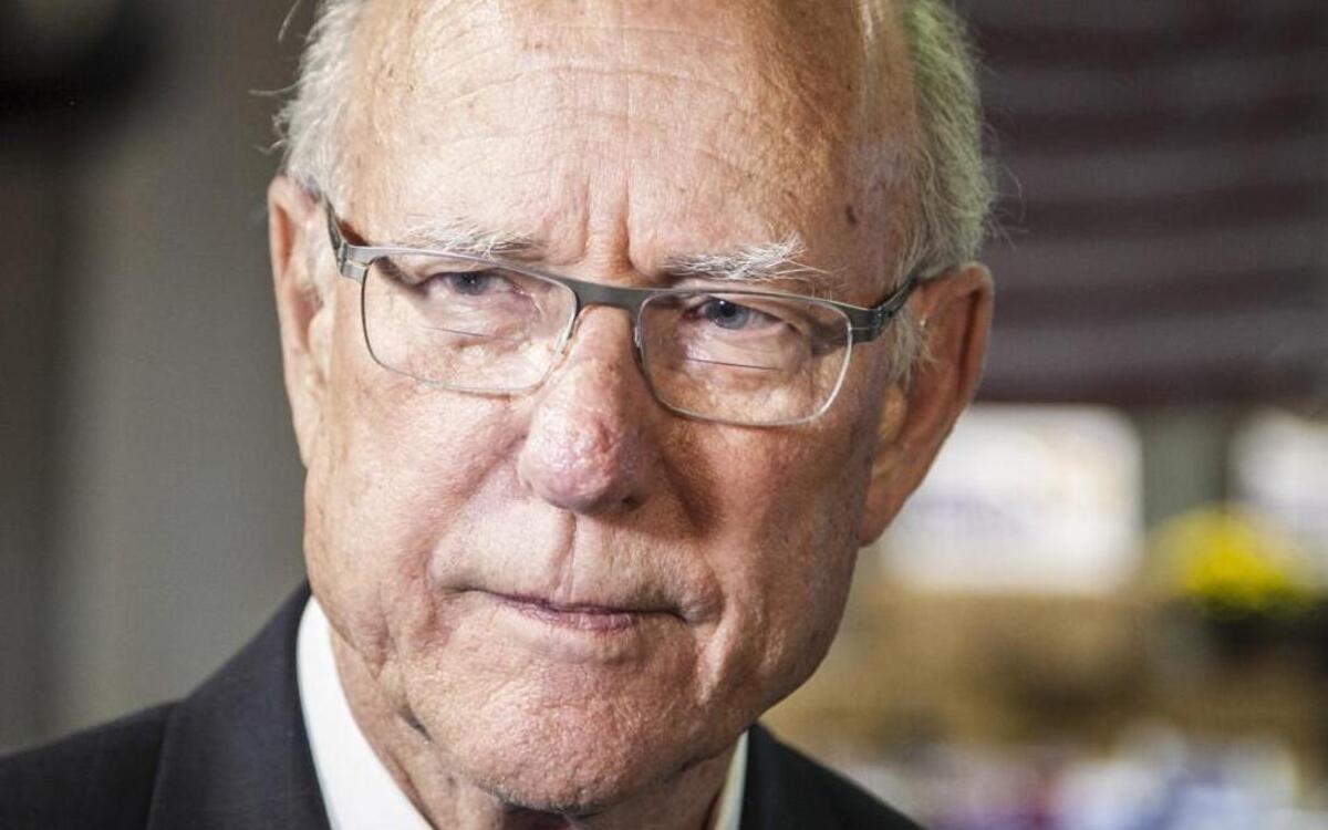 U.S. Sen. Pat Roberts on Wednesday urged a quick confirmation of a new FBI director.