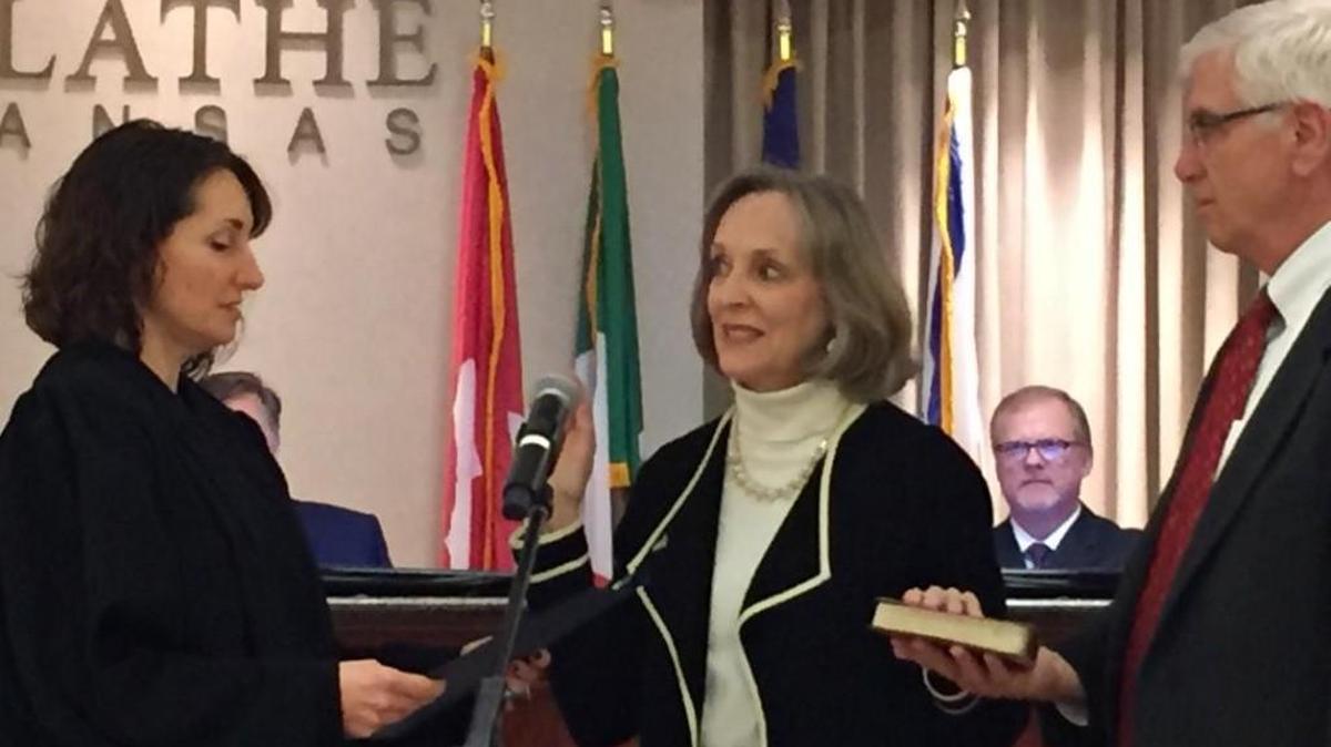 Olathe City Council member Karin Browlee (center) was sworn in by Municipal Judge Katie McElhinney (left) in 2018. 