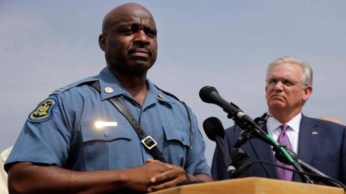 
Capt. Ron Johnson of the Missouri Highway Patrol (left) and Missouri Gov. Jay Nixon took part in a news conference Aug. 15 in Ferguson, Mo. 

 
