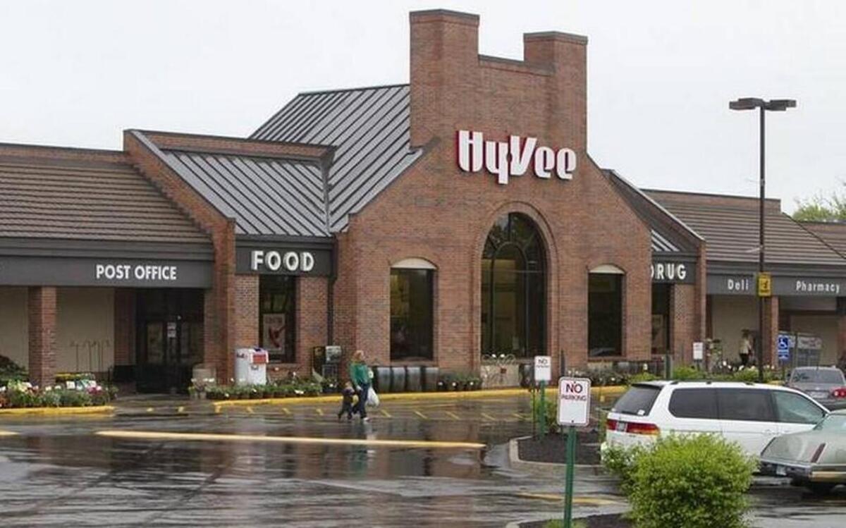 Hy-Vee has bar restaurants in some suburban markets, but Kansas City liquor laws currently prohibit it. A proposed change would allow these popular establishments in Kansas City’s Hy-Vee stores and other groceries as well.