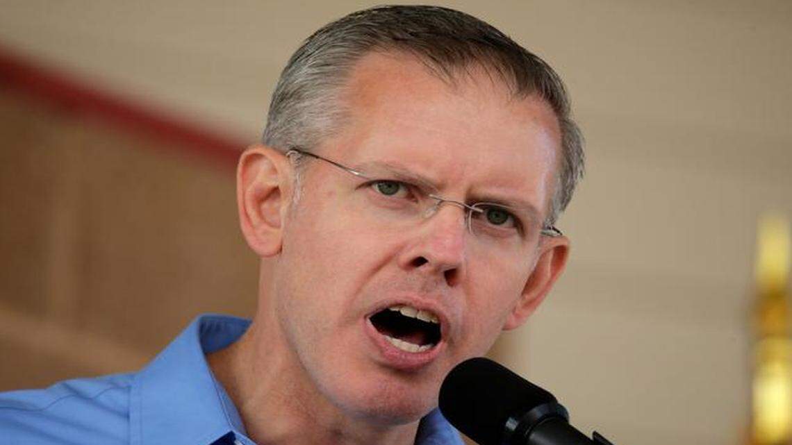 
The Democratic candidate for governor in Kansas, Paul Davis, casts himself as an “independent thinker.” Here he spoke at last month’s debate at the Kansas State Fair.
