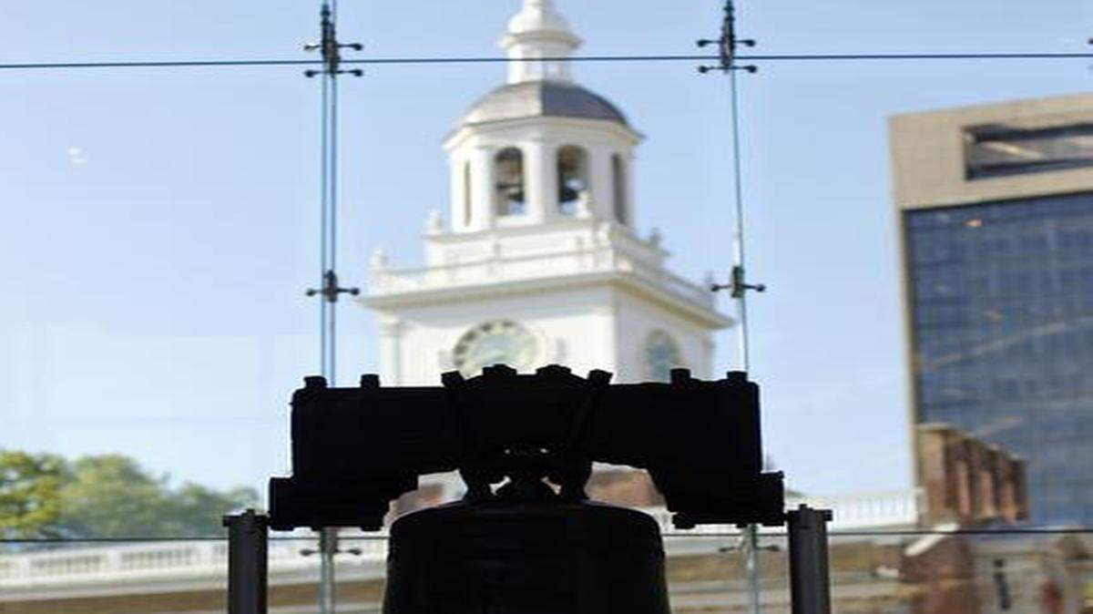 
The last time a constitutional convention was held, it occurred in Philadelphia’s Independence Hall (background) in 1787. Now some states are ringing the bell, seeking to call another one. 
