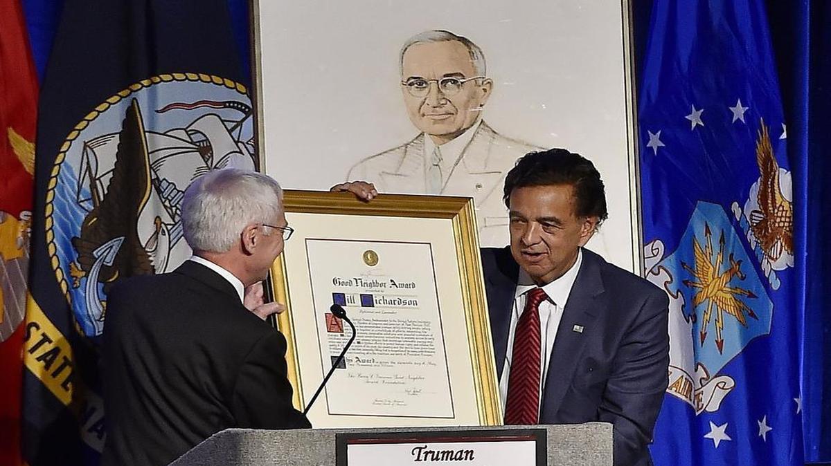 
Bill Richardson (right), a former congressman, U.S. ambassador to the United Nations, secretary of energy and governor of New Mexico, was awarded the Harry S. Truman Good Neighbor Award at a luncheon Monday at the Kansas City Marriott Downtown’s Muehlebach Tower. Karl Zobrist, president of the Truman Good Neighbor Foundation, presented the award to Richardson.
