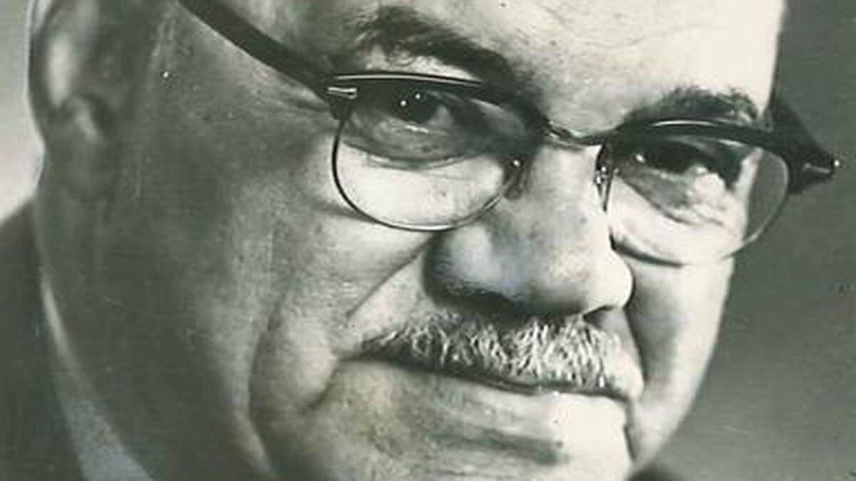 
African-American community leaders began urging the city months ago to name the new East Patrol police station after Leon Jordan, who was a pioneering black detective on the Kansas City Police Department in the 1950s and who co-founded the African-American political club Freedom Inc. in 1962. 
