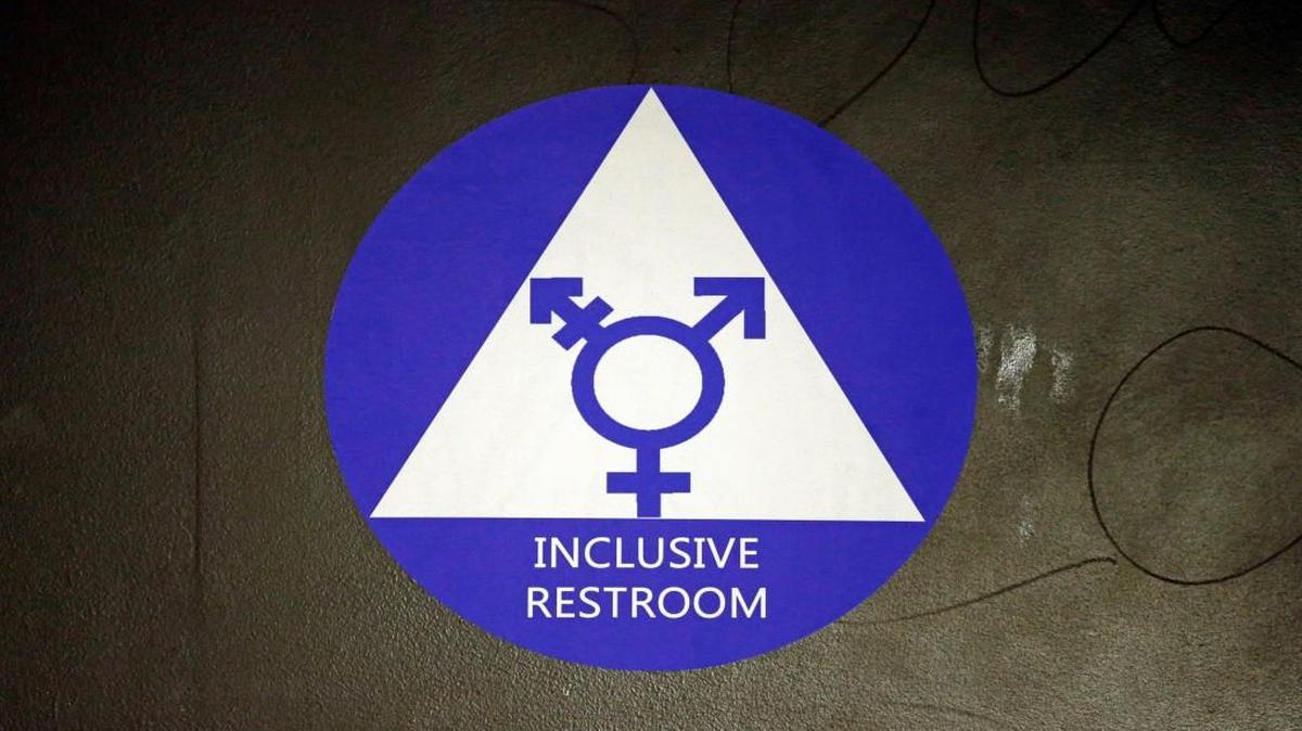 A federal judge in Texas is temporarily blocking the Obama administration’s directive to U.S. public schools that transgender students must be allowed to use the bathrooms and locker rooms consistent with their chosen gender identity.