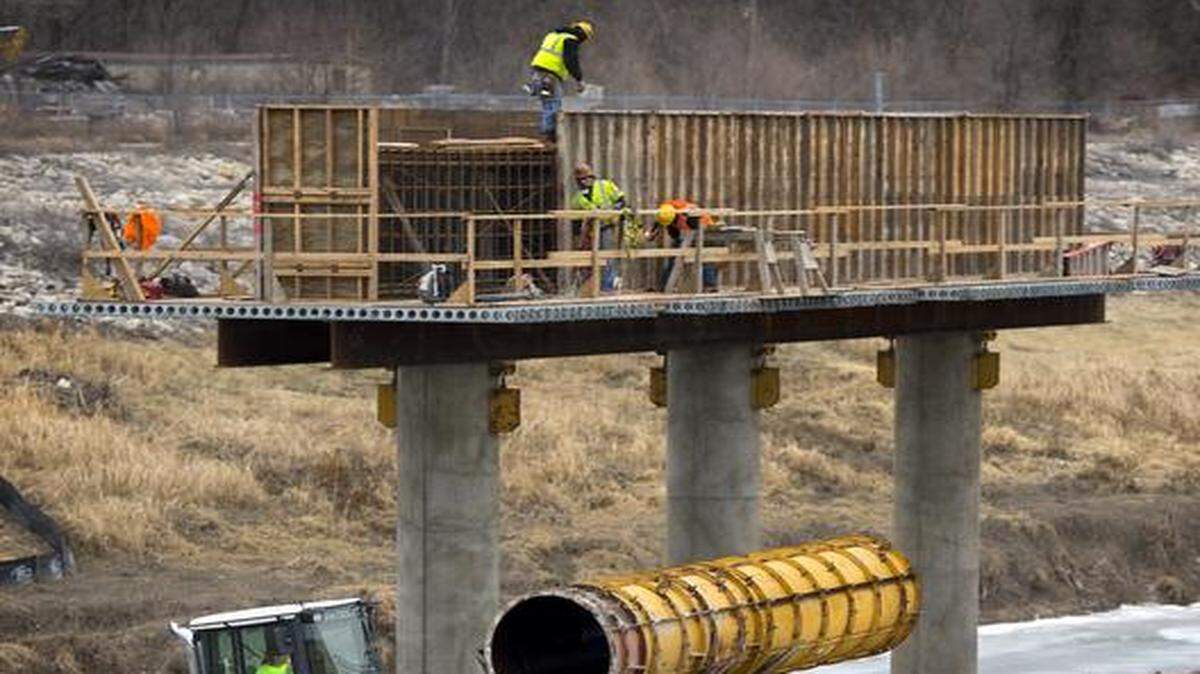 
The Missouri Department of Transportation is replacing the U.S. 40 bridge over the Blue River along Interstate 70 east of downtown. On Wednesday, Clarkson Construction Co. workers were setting forms on a pier near the river.
