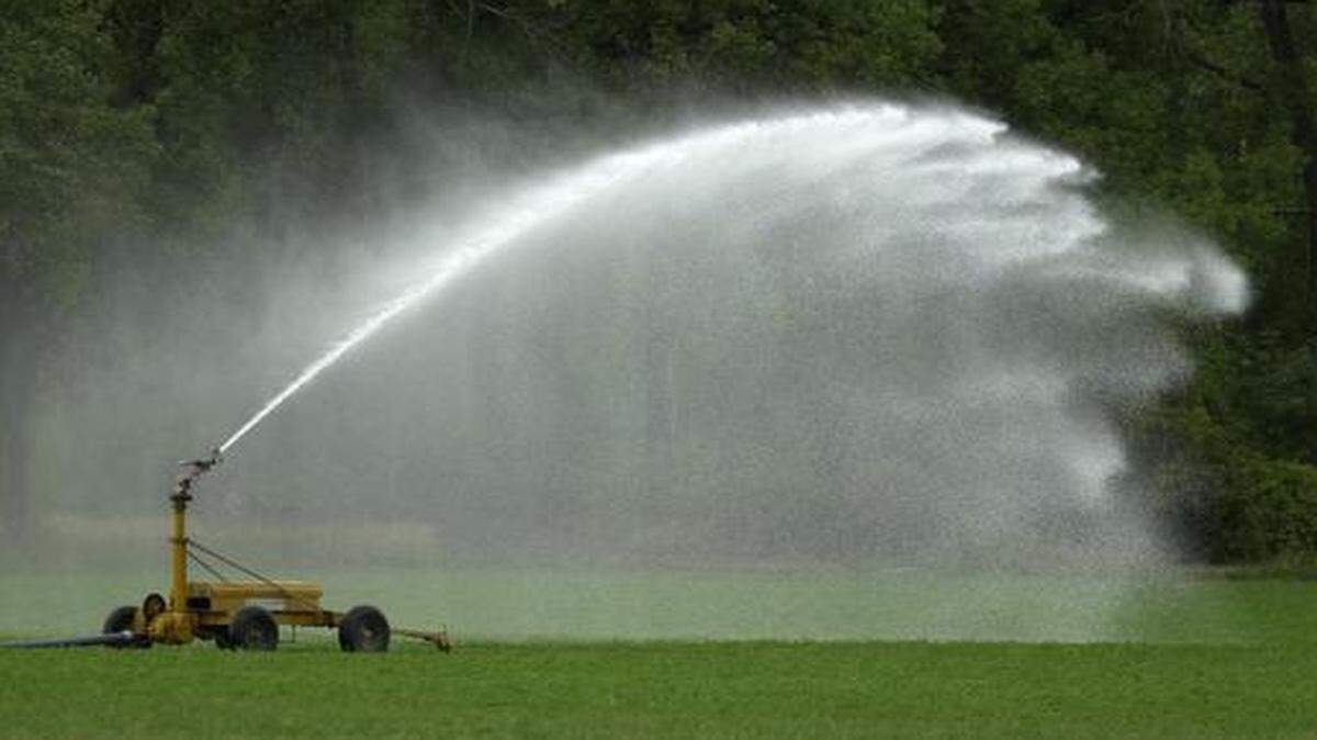 
Continued irrigation in western Kansas has led to declining water levels in the Ogallala Aquifer. Here a sprinkler sprayed water onto a hay field near Hoxie, Kan. Hoxie is in Sheridan County in northwest Kansas.
