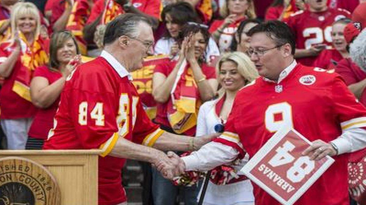 
It was “Fred Friday” on the steps of the Jackson County Courthouse as the county legislature celebrated Fred Arbanas (left), a legislator for 42 years and a former Chiefs player. Arbanas will exit his second career at the end of the year. On Friday, he shook hands with and received compliments from Jackson County Executive Mike Sanders.
