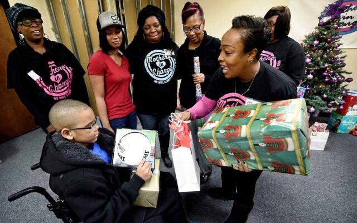 
Mothers in Charge showered Ka’Vyea Tyson-Curry with presents on Saturday. Dewanna O’Guinn (right) did the honors with Ka’Vyea’s mother, Tanesha Tyson (standing second from left), and grandmother Charlene Curry (second from right) nearby.
