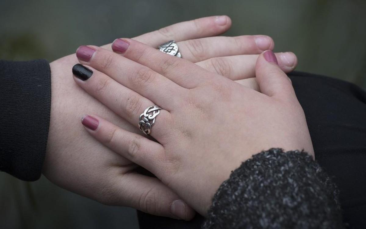 Dylan and Samantha Knowles became engaged with “Star Wars” rings and swapped them out for Nordic-style rings when they married last summer.
