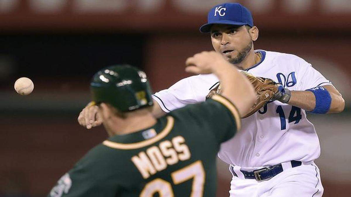 
After sitting out four games to rest his inflamed right shoulder, Royals second baseman Omar Infante returned to the lineup for Saturday’s game against the Indians.
