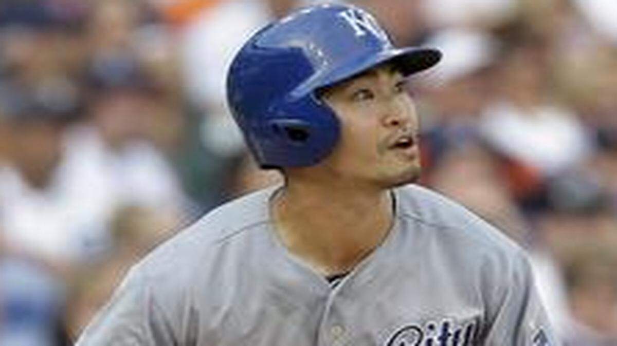 
The Royals' Norichika Aoki hits a single against the Tigers during their June 17 baseball game in Detroit.
