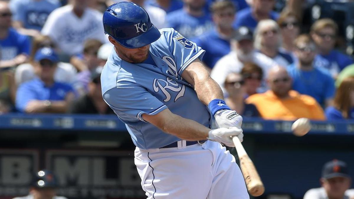 
Erik Kratz, the Royals’ backup catcher, suffered a foot injury in Sunday’s game against the Detroit Tigers and was placed on the disabled list with plantar fasciitis of the left foot. The Royals recalled Francisco Peña Jr., who made major-league debut last season, to fill the roster spot.

