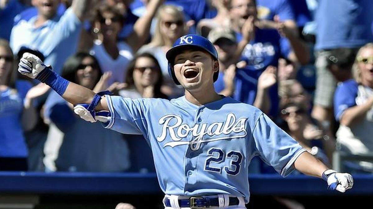 
The Royals’ Norichika Aoki (23) celebrated on third after hitting a grounder for a two run triple in the fourth inning to score Mike Moustakas and Omar Infante on Sunday against the Detroit Tigers at Kauffman Stadium in Kansas City, Mo.
