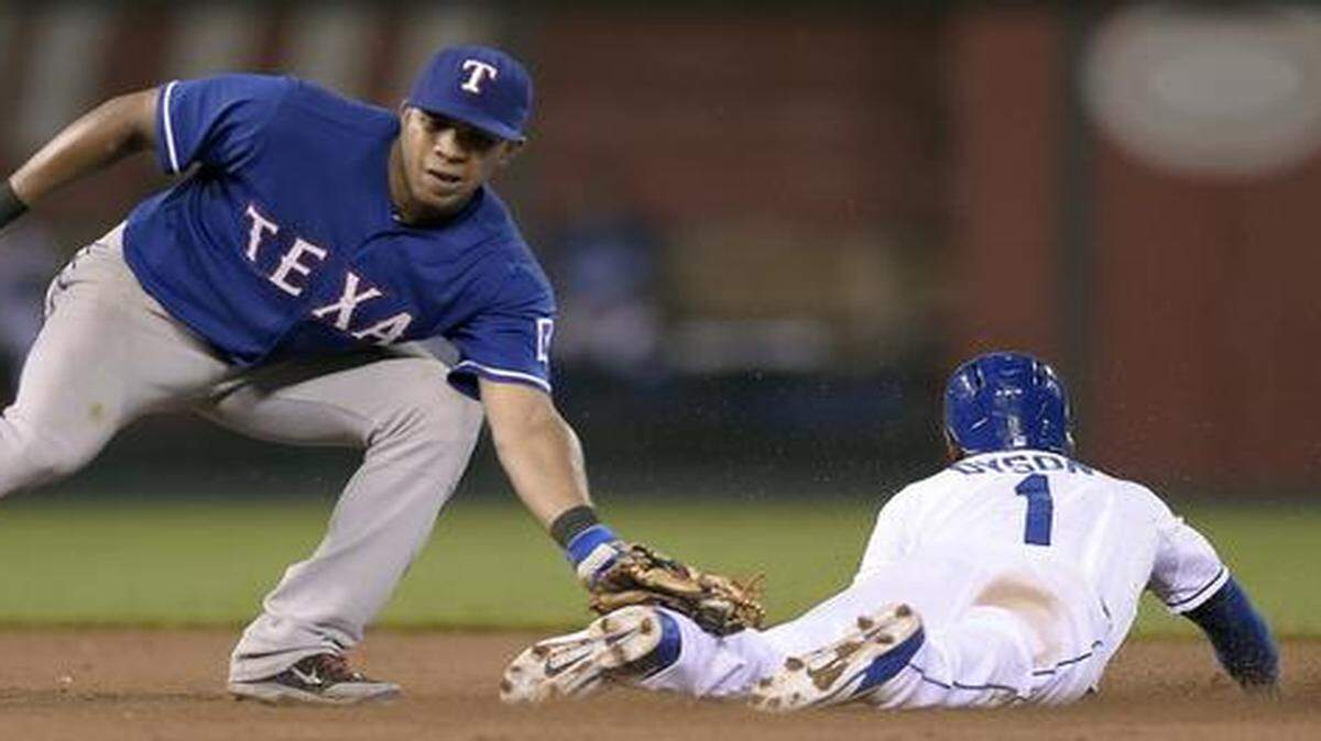
Jarrod Dyson stole second before the tag from Texas Rangers shortstop Elvis Andrus in a game earlier this month.
