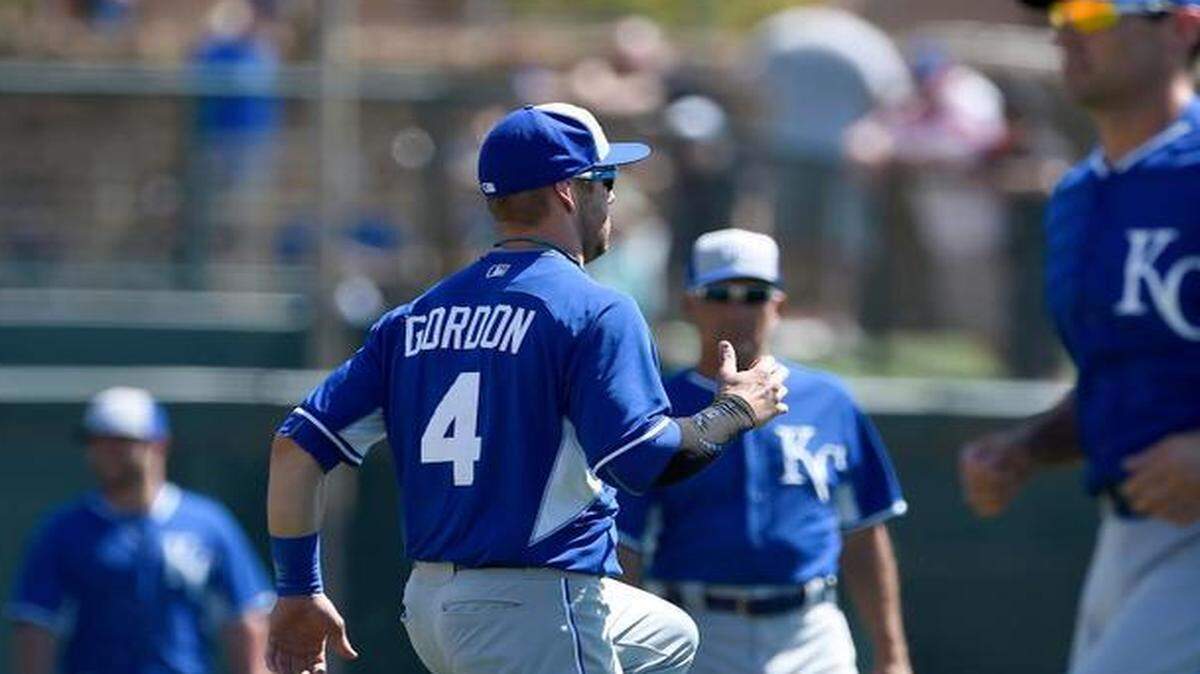 
Royals left fielder Alex Gordon (4) warms up before Saturday’s game against the White Sox in Glendale, Ariz.

