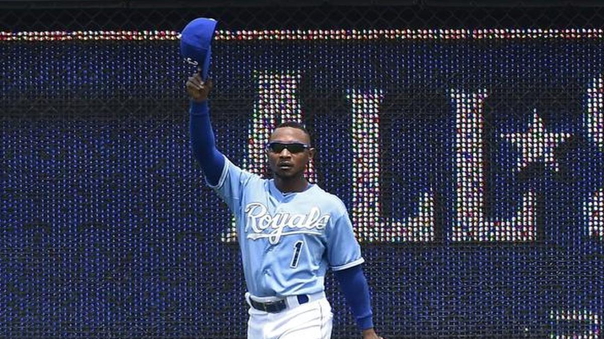 
Kansas City Royals left fielder Jarrod Dyson tipped his hat to after making a catch during Thursday’s game.
