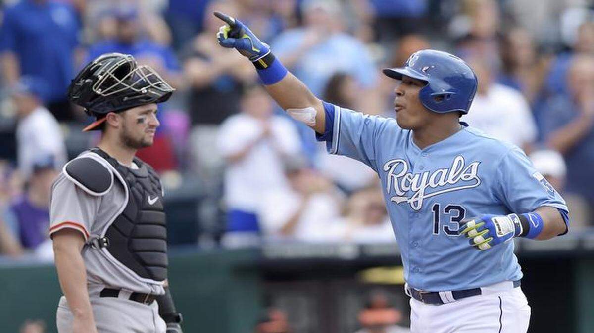 
The Royals’ Salvador Perez celebrated his two-run home run in the fourth inning in front of San Francisco Giants catcher Andrew Susac on August 10, 2014, at Kauffman Stadium in Kansas City, Mo.
