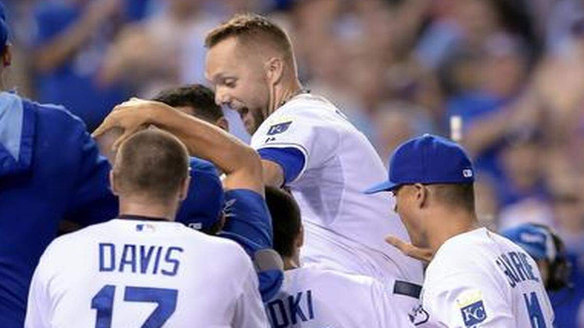 
The Royals’ Alex Gordon jumped into the crowd surrounding home plate after hitting a game winning homer on Tuesday.
