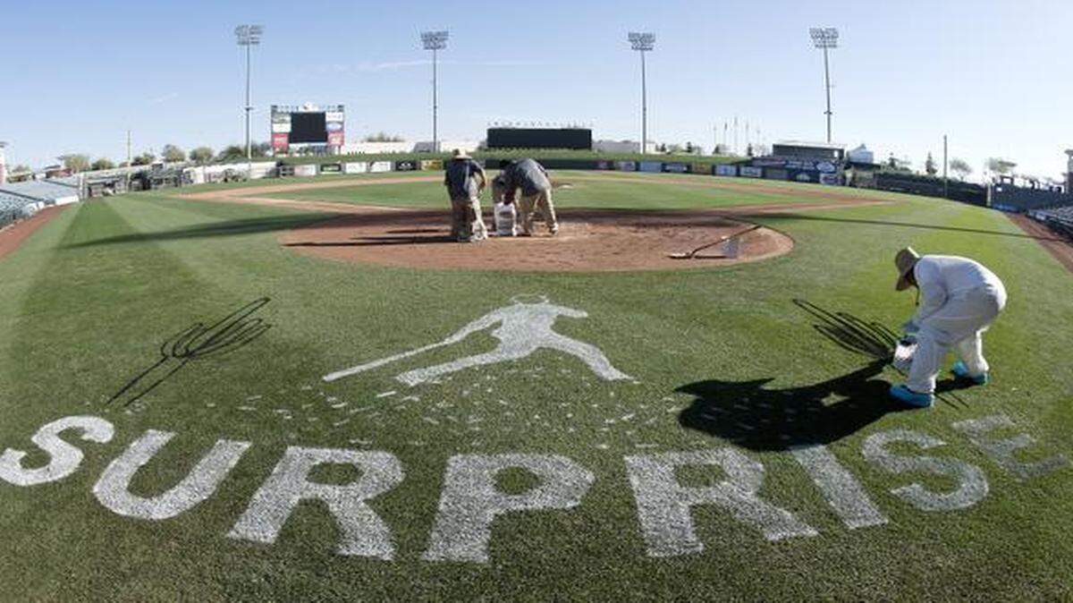 
Royals pitchers and catchers will report to spring training in Surprise, Ariz. on Feb. 19.
