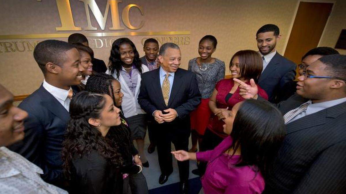 
Scholars taking part in the Bluford Healthcare Leadership Institute recently gathered around John W. Bluford, president and CEO of Truman Medical Centers. 
