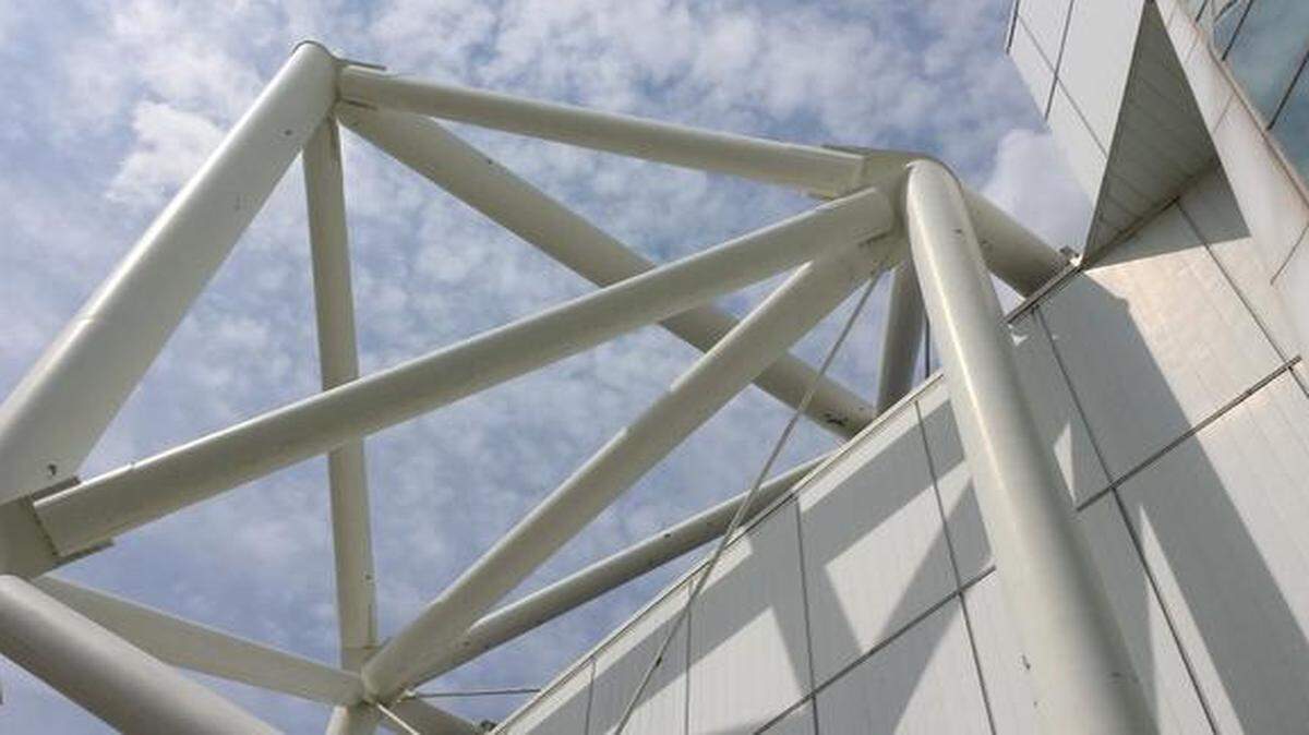 
The distinctive, visible structural trusses define Kemper Arena’s architectural profile.

