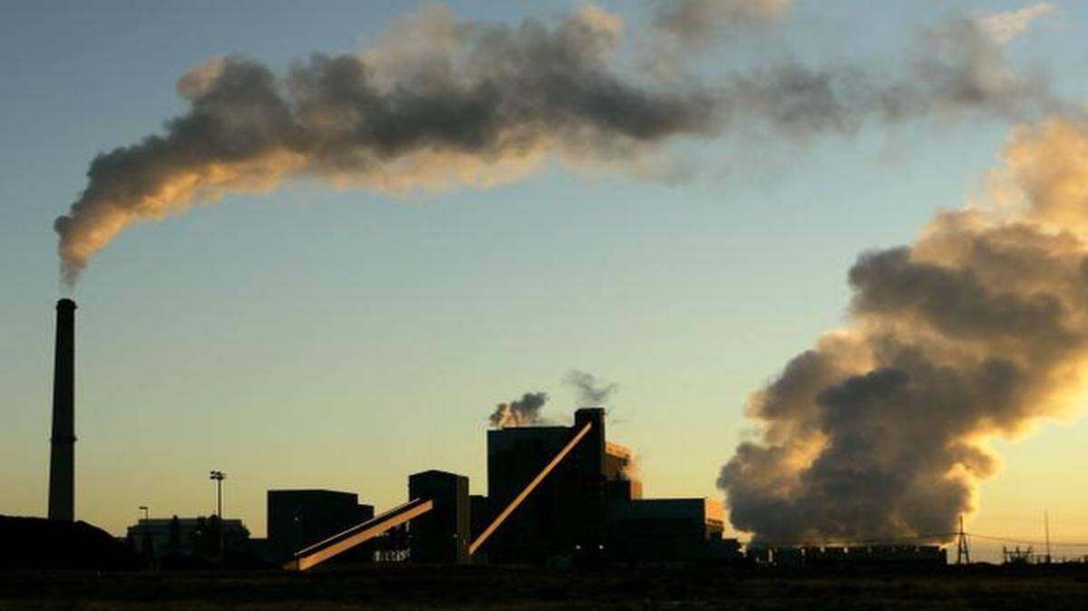 
Conservative lawmakers are targeting federal regulations on greenhouse gas emissions at coal-fired power plants. 
