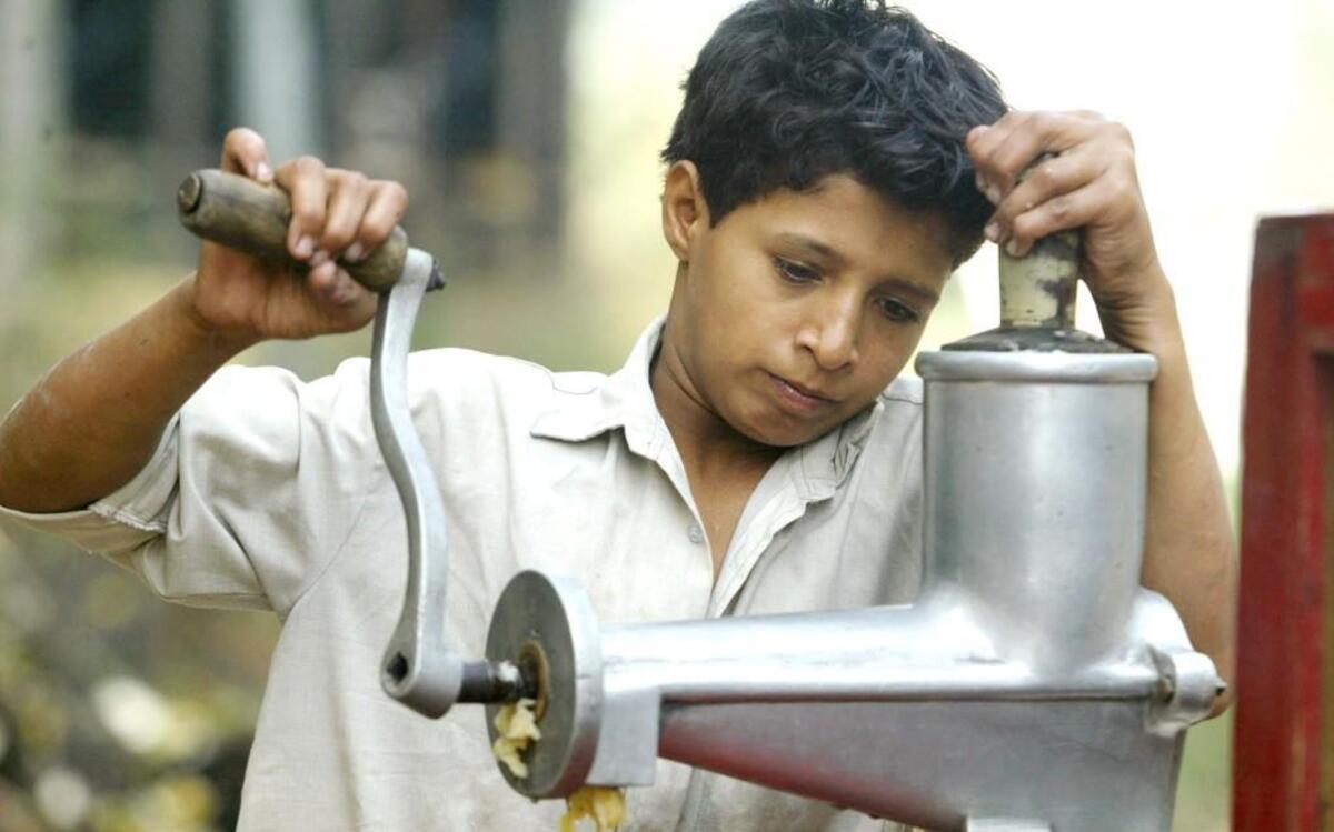 A new Indian federal law taking effect in October will ban children under the age of 14 from working in homes or restaurants, hotels or roadside eateries.