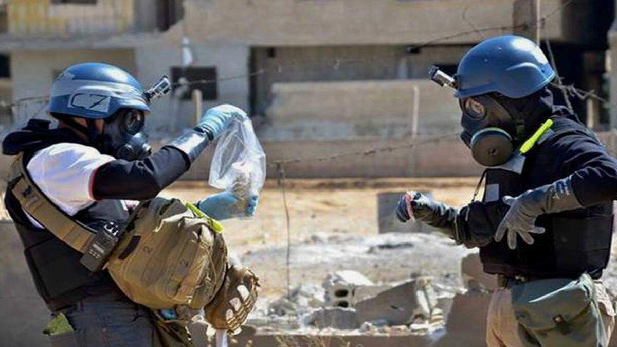 
Weapons investigators took samples from the sand in Syria. 

