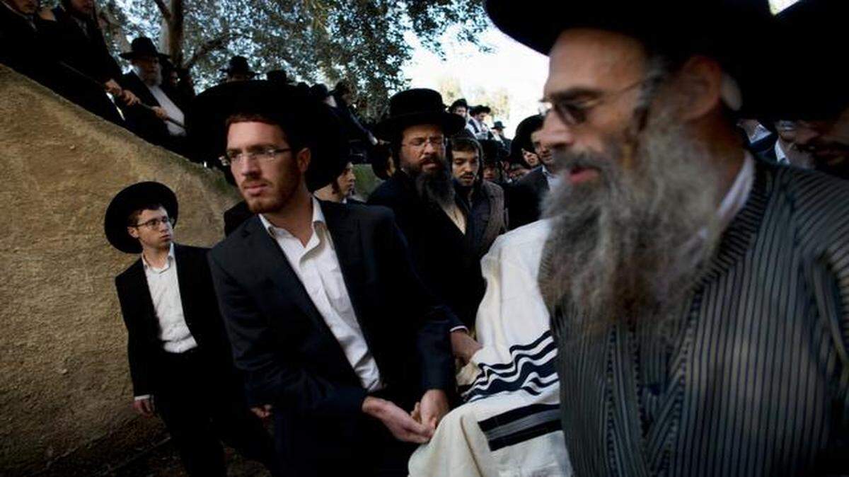 
Ultra-Orthodox Jews carry the body of Mosheh Twersky at his funeral.
