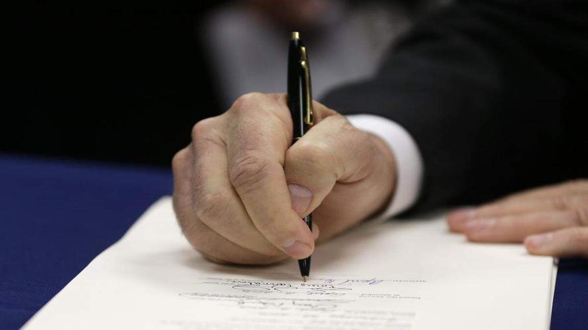 
Gov. Sam Brownback signed a controversial welfare reform bill into law in Kansas.
