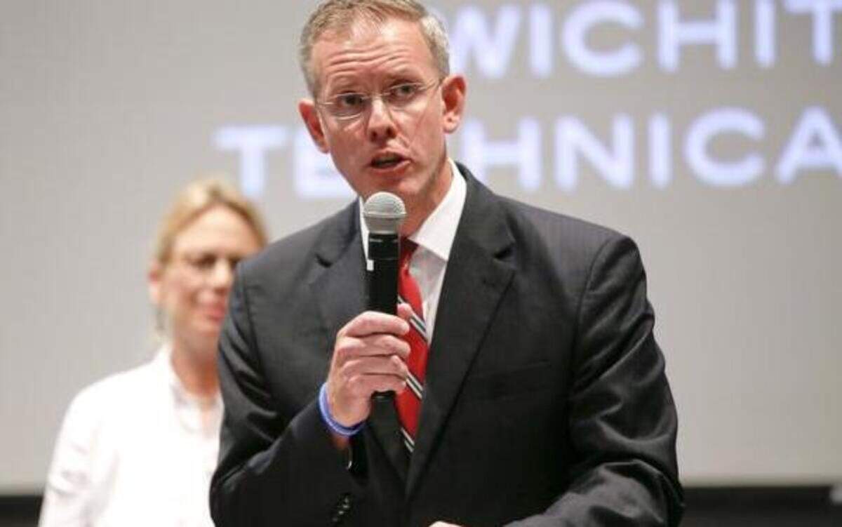 
Paul Davis announces his “economic vision” during a stop in Wichita.
