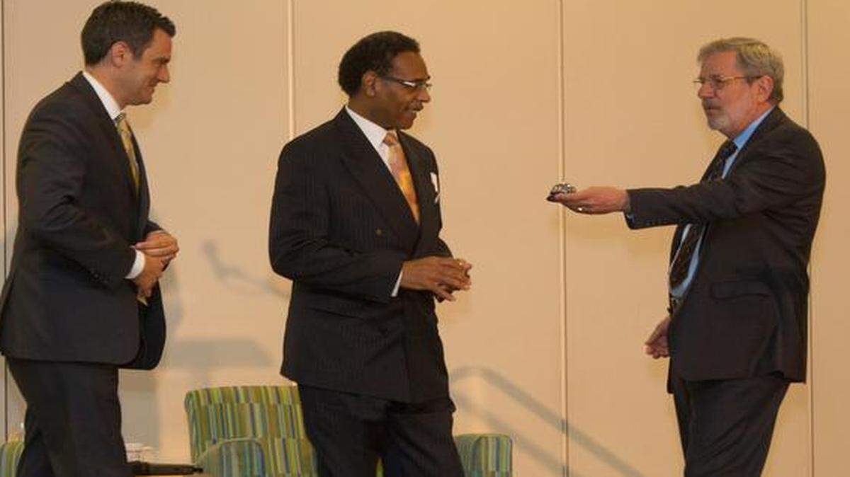 
The Village Square founder, Allan Katz (right) of UMKC, offers “civility bells” to U.S. Rep. Emanuel Cleaver of Missouri (center) and U.S. Rep. Kevin Yoder of Kansas.
