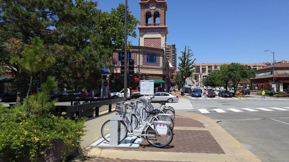 
One of the Kansas City B-cycle stations near the Country Club Plaza is at Ward Parkway and Broadway.
