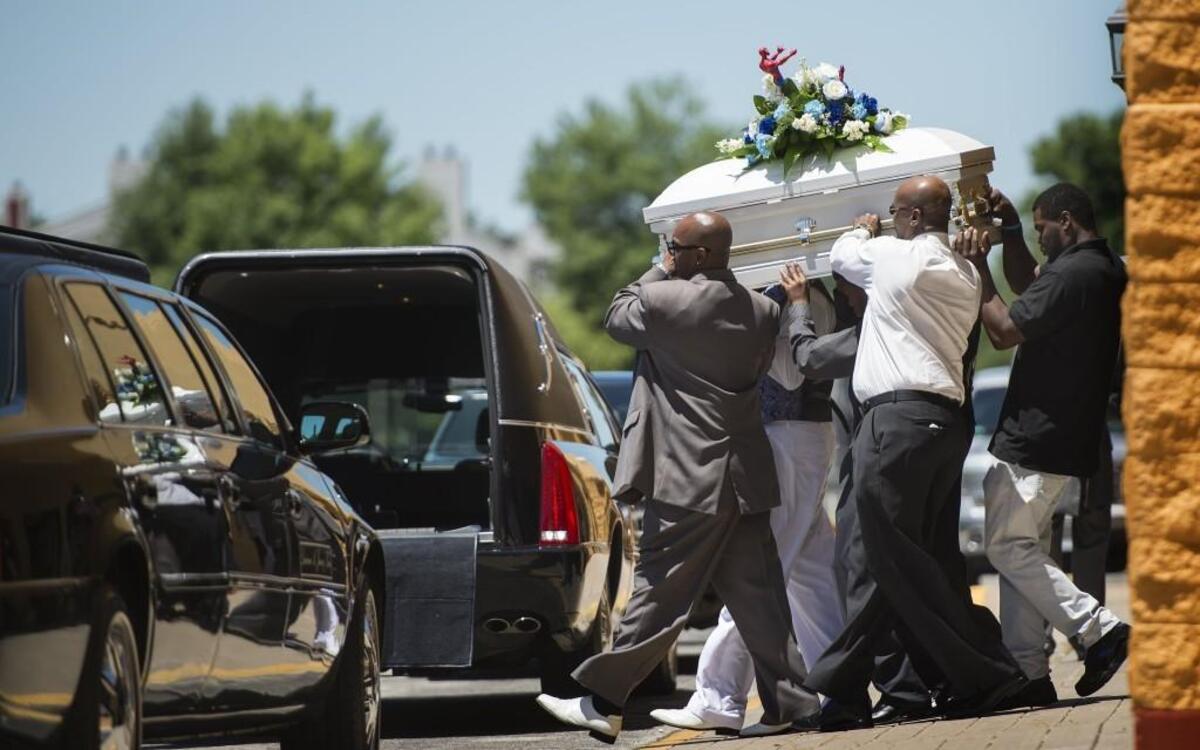Pallbearers carry the casket holding 3-year-old Amorian Hale, one of Kansas City’s 109 homicide victims in 2015.