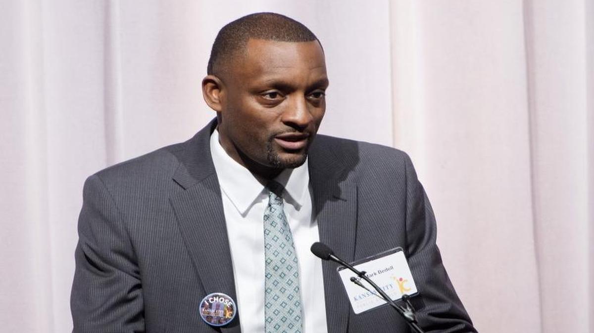Mark Bedell talks to district patrons at a forum at the Paseo Academy of Fine and Performing Arts.
