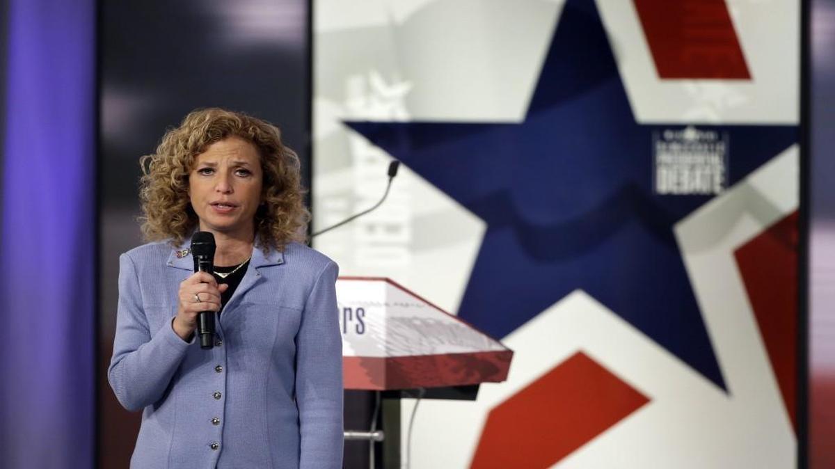 Debbie Wasserman Schultz should not be chairing the Democratic National Committee while shilling for the payday loan industry.