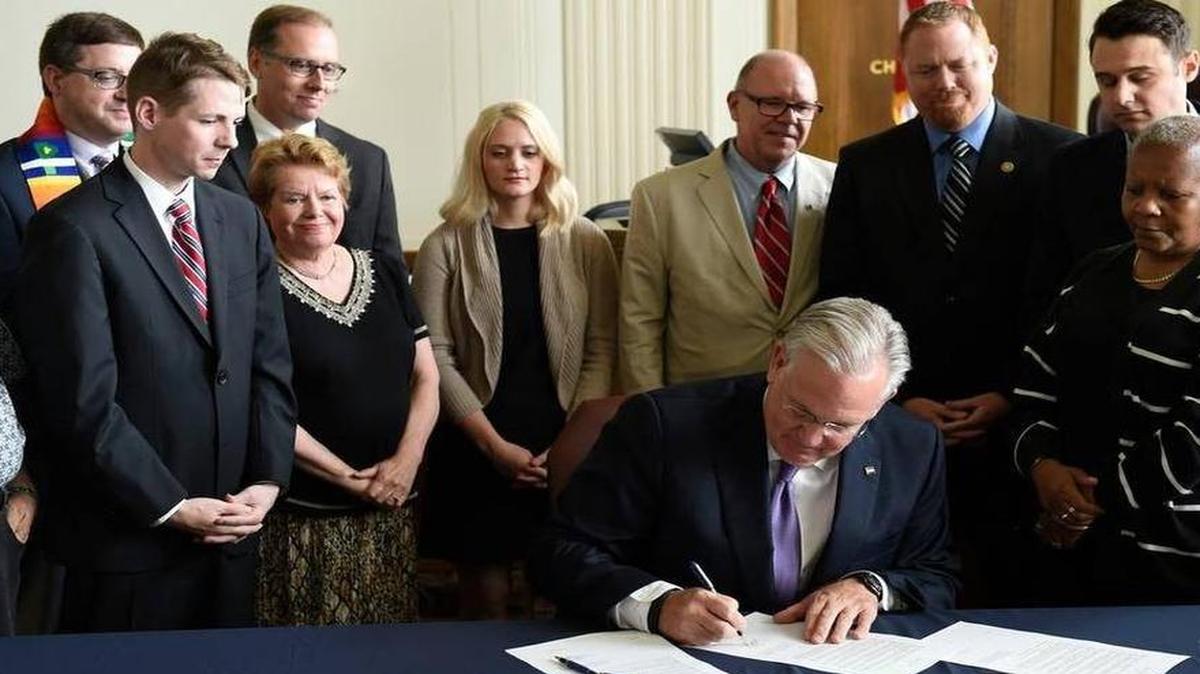 
Gov. Jay Nixon signed an executive order for Missouri’s executive branch to fully comply with the U.S. Supreme Court’s gay marriage ruling.


