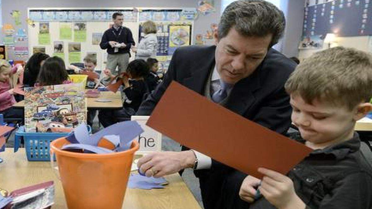 
Gov. Sam Brownback visited a Johnson County school to push for all-day kindergarten.
