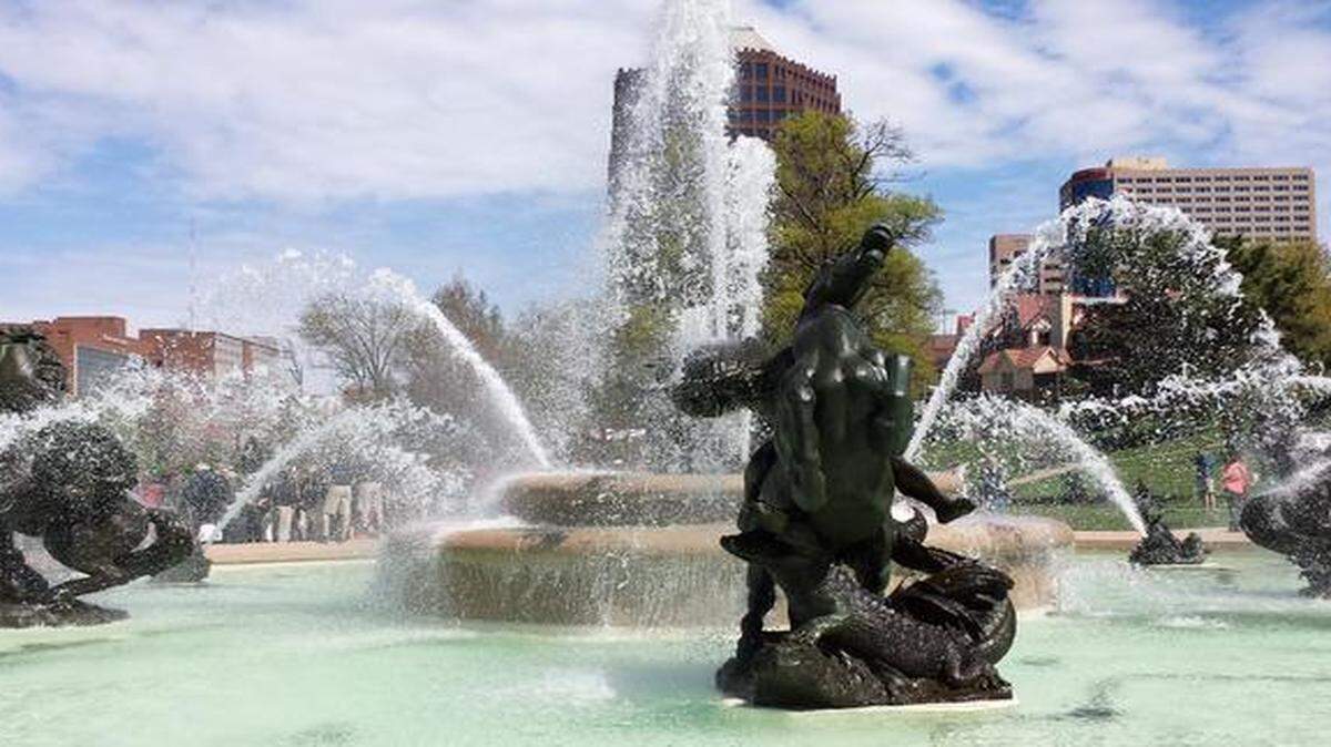 
Water returned on Tuesday to the renovated J.C. Nichols Memorial Fountain and its four equestrian figures.
