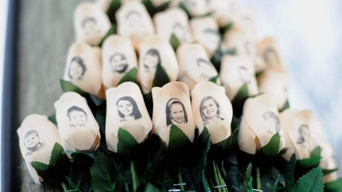 
Memorials honor the Sandy Hook victims, but resolve is lacking.
