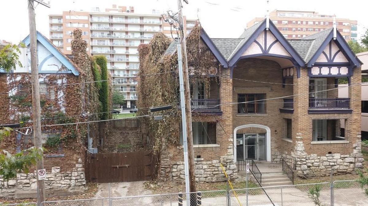 
This building at 4728 Summit St. is the northernmost of three Green Gables apartment buildings said to be designed by Nelle E. Peters, a prominent Kansas City architect, in 1927.
